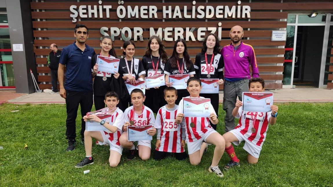 Uşak'ta düzenlenen Oryantiring grup müsabakalarında 2. olan Küçük Erkek ve Yıldız Kız Oryantiring Takımlarımız Türkiye Şampiyonasına katılmaya hak kazandılar. 